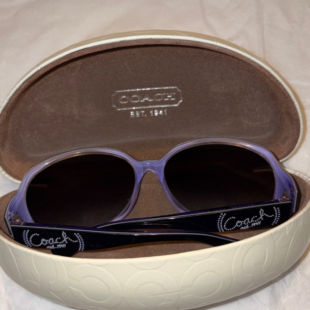 Coach Stylish Black Sunglasses - Picture 3 of 4
